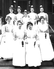 Før og nå: Det er ikke bare arbeidsantrekket for helsearbeidere som har endret seg de siste hundre år; lederrollen er siden den gang også tydeliggjort.